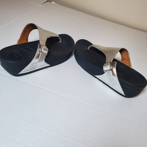 FitFlop The Shiny Silver Reptile Thong Flip Flops Sandals 350-011 Womens SZ 7 - Picture 2 of 9